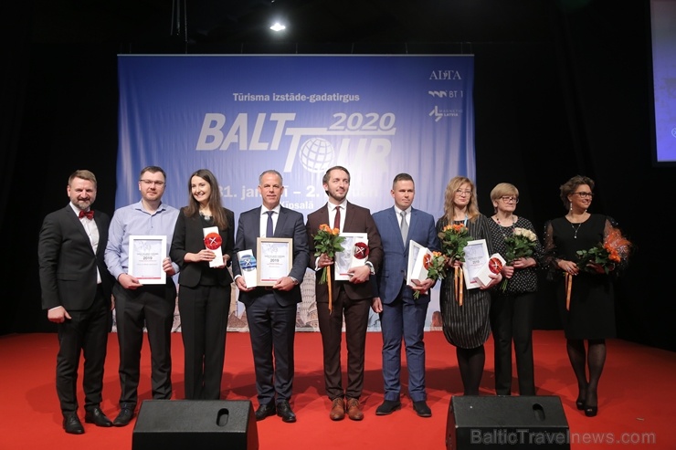 Sveicam «GADA CILVĒKS TŪRISMĀ 2019» laureātus tūrisma izstādē «Balttour 2020». Foto: Rojs Maizītis 275830