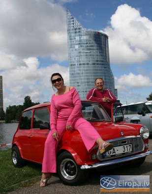 BMW Mini atjaunošana ir hobijs autonomas Car 4 Rent direktoram Andrim Jučmanim. Attēlā kopā ar dzīvesbiedri BMW Mini atjaunošana ir hobijs autonomas Car 4 Rent direktoram Andrim Jučmanim. Attēlā kopā ar dzīvesbiedri 14969