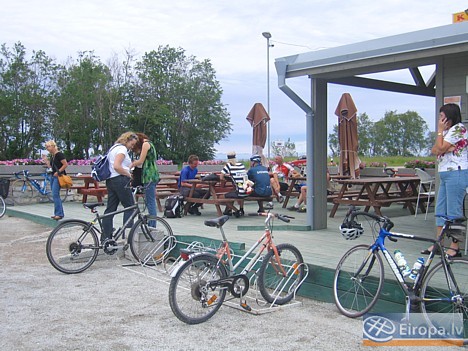 Valastes ūdenskritumu ļoti daudz apmeklē velosipēdisti, jo gar to iet Valastes ūdenskritumu ļoti daudz apmeklē velosipēdisti, jo gar to iet