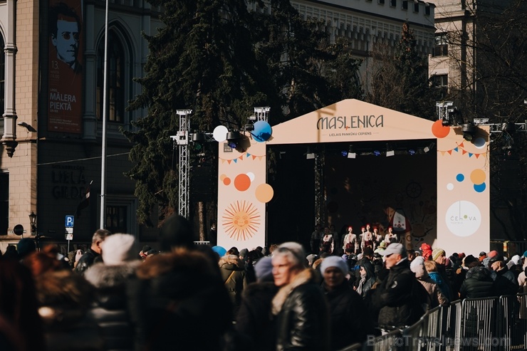 Vecīgā tiek svinēti pavasara tuvošanās svētki «Masļeņica – lielais pankūku cepiens». Foto: Live Riga Vecīgā tiek svinēti pavasara tuvošanās svētki «Masļeņica – lielais pankūku cepiens». Foto: Live Riga 278703
