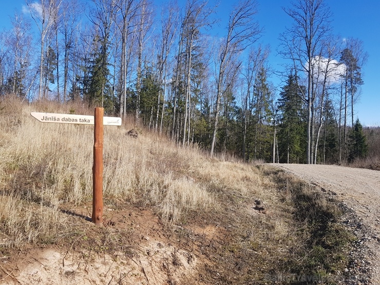 Staigājot pa taku, ir iespējams aplūkot augu, sūnu, ķērpju un kukaiņu daudzveidību, dižkokus, Jāņupītes stāvkrastu, kā arī novērtēt 2005. gada orkāna Staigājot pa taku, ir iespējams aplūkot augu, sūnu, ķērpju un kukaiņu daudzveidību, dižkokus, Jāņupītes stāvkrastu, kā arī novērtēt 2005. gada orkāna 280134