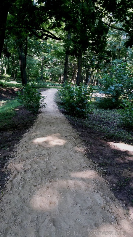 Riebiņu novada Galēnu pagasta Galēnu muižas kungu mājas priekšā atrodas franču dārzu stilā veidots regulāra plānojuma parks, kurā izveidota Filozofija Riebiņu novada Galēnu pagasta Galēnu muižas kungu mājas priekšā atrodas franču dārzu stilā veidots regulāra plānojuma parks, kurā izveidota Filozofija 280408