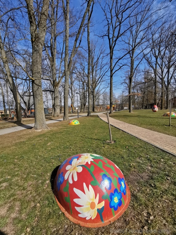 Lai arī iedzīvotājiem noteikti stingri socializēšanās noteikumi, Tukuma pilsētā pavasara dekorācijas – Lieldienu olas ir izvietotas Lai arī iedzīvotājiem noteikti stingri socializēšanās noteikumi, Tukuma pilsētā pavasara dekorācijas – Lieldienu olas ir izvietotas 280454