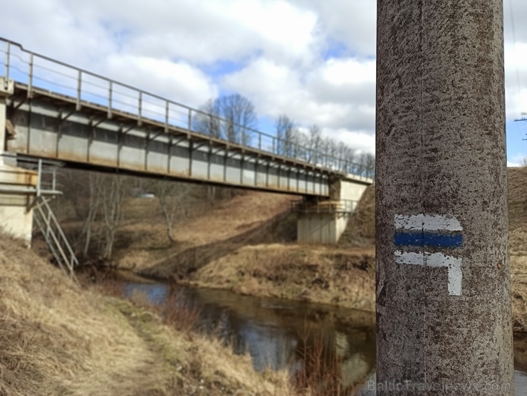 Abula dabas taka Valmieras pusē ir apmēram 12 kilometrus gara un ved caur Abula kreisā krasta mežiem, klajumiem un arī muižu apbūvēm Abula dabas taka Valmieras pusē ir apmēram 12 kilometrus gara un ved caur Abula kreisā krasta mežiem, klajumiem un arī muižu apbūvēm 280553