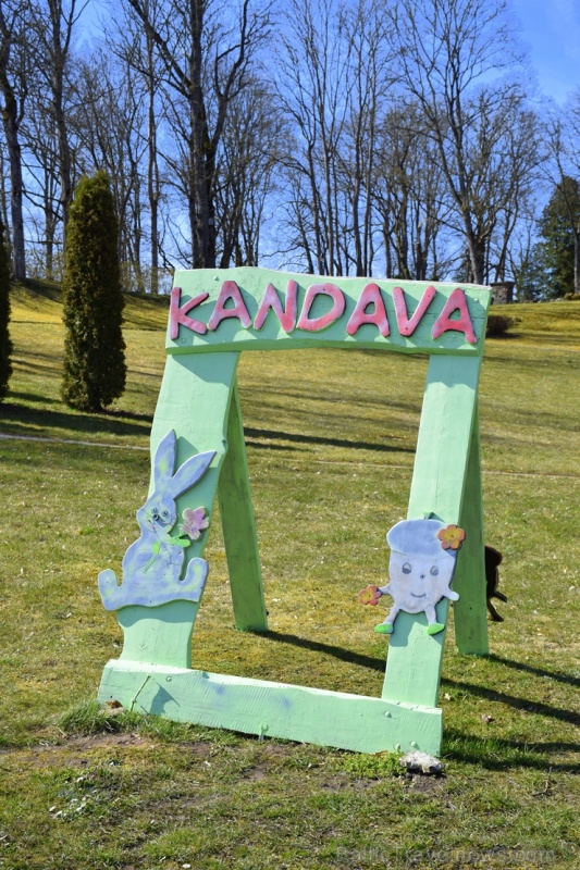 Kandavas skvēros un pakalnos, vietējo un pilsētas viesu acis un sirdis šajā tik saspringtajā laikā priecē vairāk kā desmit dažādas Lieldienu kompozīci 280772