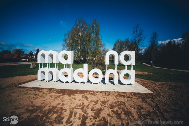 Madonu ieskauj košs un ziedošs pavasaris 282136