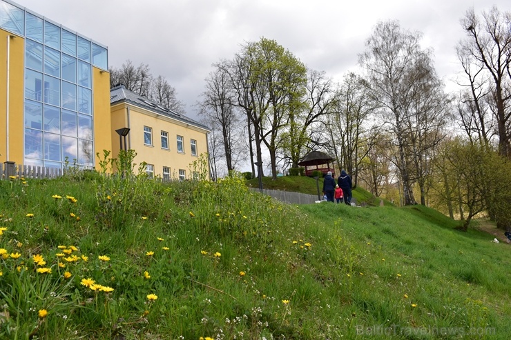 Valmierā Gaujas krastus izdaiļo saulainas pienenes un koku sulīgi zaļie pumpuri, bet parkos savas košās ziedgalviņas cēli ceļ tulpes un atraitnītes Valmierā Gaujas krastus izdaiļo saulainas pienenes un koku sulīgi zaļie pumpuri, bet parkos savas košās ziedgalviņas cēli ceļ tulpes un atraitnītes 282261