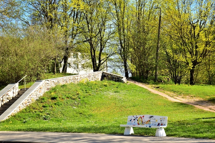 Valmierā Gaujas krastus izdaiļo saulainas pienenes un koku sulīgi zaļie pumpuri, bet parkos savas košās ziedgalviņas cēli ceļ tulpes un atraitnītes Valmierā Gaujas krastus izdaiļo saulainas pienenes un koku sulīgi zaļie pumpuri, bet parkos savas košās ziedgalviņas cēli ceļ tulpes un atraitnītes 282264