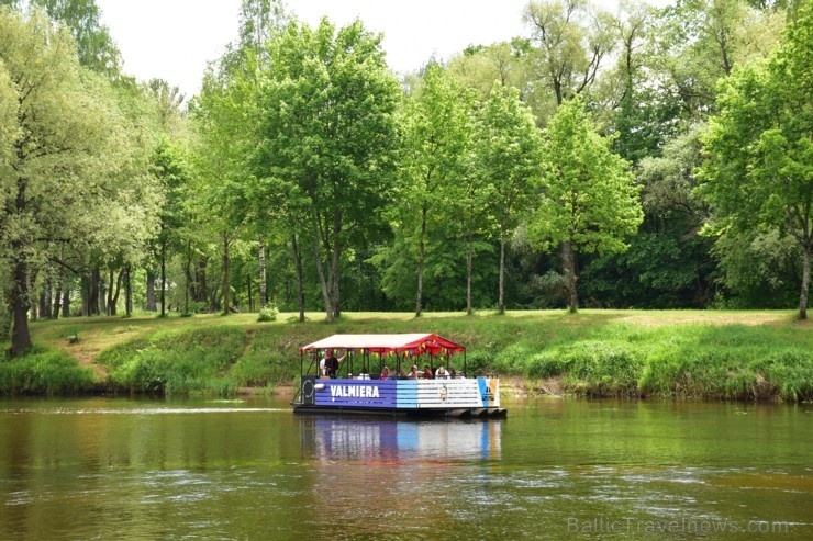 Gaujas tramvajs Valmierā priecē braucējus ar brīnišķīgām ainavām un kapteiņa stāstījumu par Valmieru Gaujas tramvajs Valmierā priecē braucējus ar brīnišķīgām ainavām un kapteiņa stāstījumu par Valmieru 284351