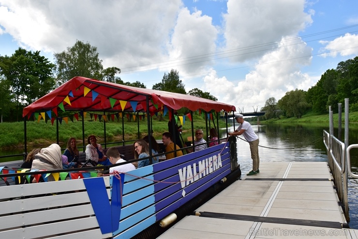 Gaujas tramvajs Valmierā priecē braucējus ar brīnišķīgām ainavām un kapteiņa stāstījumu par Valmieru Gaujas tramvajs Valmierā priecē braucējus ar brīnišķīgām ainavām un kapteiņa stāstījumu par Valmieru 284352