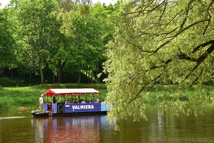 Gaujas tramvajs Valmierā priecē braucējus ar brīnišķīgām ainavām un kapteiņa stāstījumu par Valmieru Gaujas tramvajs Valmierā priecē braucējus ar brīnišķīgām ainavām un kapteiņa stāstījumu par Valmieru 284353