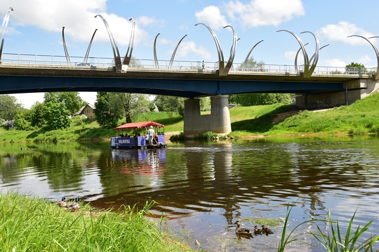 Gaujas tramvajs Valmierā priecē braucējus ar brīnišķīgām ainavām un kapteiņa stāstījumu par Valmieru Gaujas tramvajs Valmierā priecē braucējus ar brīnišķīgām ainavām un kapteiņa stāstījumu par Valmieru 284358