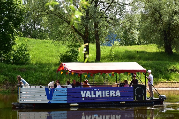 Gaujas tramvajs Valmierā priecē braucējus ar brīnišķīgām ainavām un kapteiņa stāstījumu par Valmieru Gaujas tramvajs Valmierā priecē braucējus ar brīnišķīgām ainavām un kapteiņa stāstījumu par Valmieru 284359