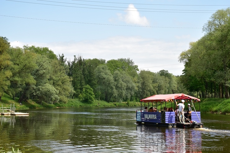 Gaujas tramvajs Valmierā priecē braucējus ar brīnišķīgām ainavām un kapteiņa stāstījumu par Valmieru Gaujas tramvajs Valmierā priecē braucējus ar brīnišķīgām ainavām un kapteiņa stāstījumu par Valmieru 284363