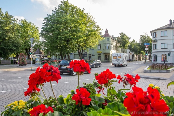 Ventspilī košos ziedos rotājas ikkatra pilsētas iela 285862