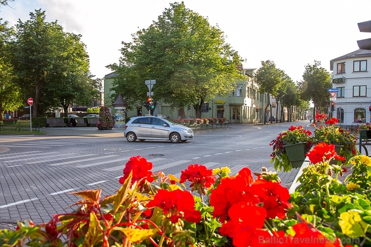 Ventspilī košos ziedos rotājas ikkatra pilsētas iela 285864