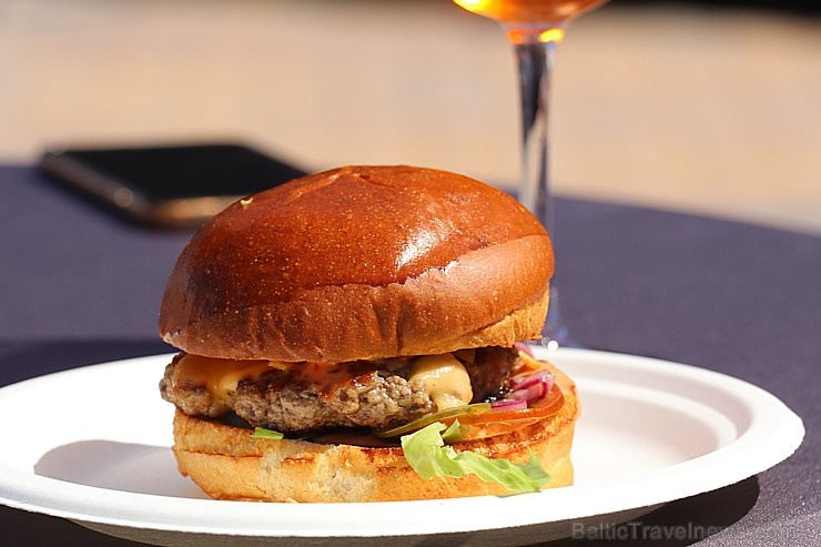 Viktors Ravdive un Lauris Aleksejevs aicina uz «Burger Battle» jaunajā «Via Jurmala Outlet Village» Viktors Ravdive un Lauris Aleksejevs aicina uz «Burger Battle» jaunajā «Via Jurmala Outlet Village» 286379