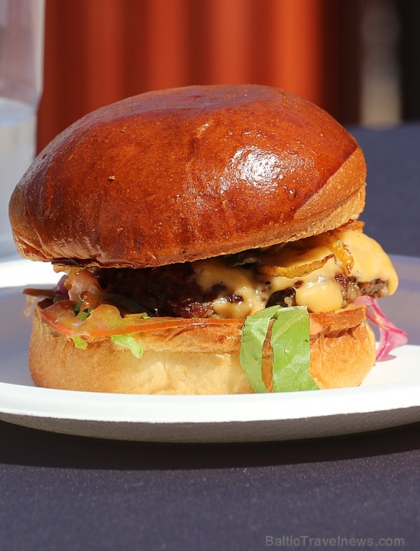 Viktors Ravdive un Lauris Aleksejevs aicina uz «Burger Battle» jaunajā «Via Jurmala Outlet Village» Viktors Ravdive un Lauris Aleksejevs aicina uz «Burger Battle» jaunajā «Via Jurmala Outlet Village» 286389