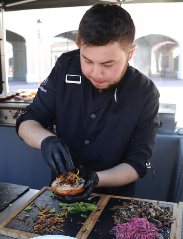 Viktors Ravdive un Lauris Aleksejevs aicina uz «Burger Battle» jaunajā «Via Jurmala Outlet Village» Viktors Ravdive un Lauris Aleksejevs aicina uz «Burger Battle» jaunajā «Via Jurmala Outlet Village» 286390