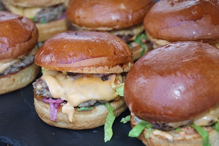 Viktors Ravdive un Lauris Aleksejevs aicina uz «Burger Battle» jaunajā «Via Jurmala Outlet Village» Viktors Ravdive un Lauris Aleksejevs aicina uz «Burger Battle» jaunajā «Via Jurmala Outlet Village» 286395