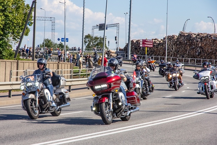 Ventspils ielas un ostas promenādi pierūcina «Kurland bike meet 2020» Motociklu parāde 286585