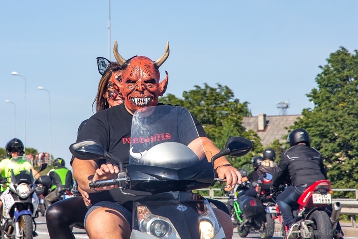 Ventspils ielas un ostas promenādi pierūcina «Kurland bike meet 2020» Motociklu parāde 286601