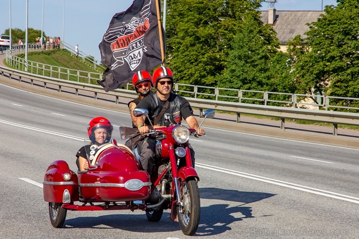 Ventspils ielas un ostas promenādi pierūcina «Kurland bike meet 2020» Motociklu parāde 286612