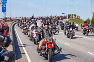 Ventspils ielas un ostas promenādi pierūcina «Kurland bike meet 2020» Motociklu parāde 21