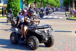 Ventspils ielas un ostas promenādi pierūcina «Kurland bike meet 2020» Motociklu parāde 48