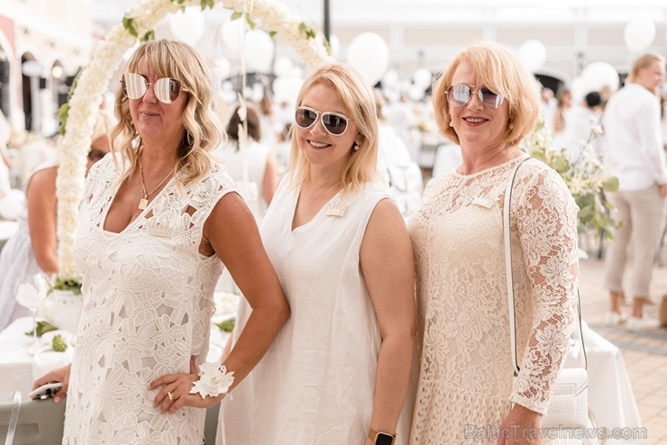 Slepenībā turētais baltais pikniks šajā gadā notika modes zīmolu outlet ciematā Via Jurmala Outlet Village 287203