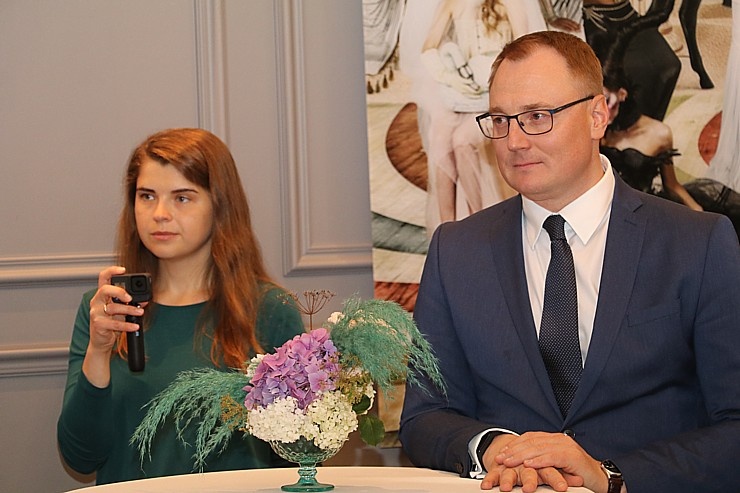 Rīgas viesnīcā «Grand Poet by Semarah Hotels» LMA absolvente Laura Veļa 12.08.2020 atklāj personālizstādi Rīgas viesnīcā «Grand Poet by Semarah Hotels» LMA absolvente Laura Veļa 12.08.2020 atklāj personālizstādi 288276