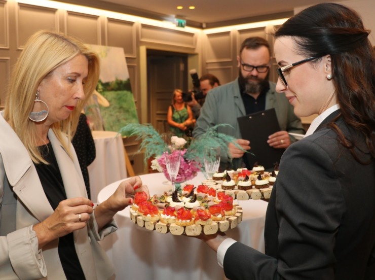 Rīgas viesnīcā «Grand Poet by Semarah Hotels» LMA absolvente Laura Veļa 12.08.2020 atklāj personālizstādi Rīgas viesnīcā «Grand Poet by Semarah Hotels» LMA absolvente Laura Veļa 12.08.2020 atklāj personālizstādi 288287