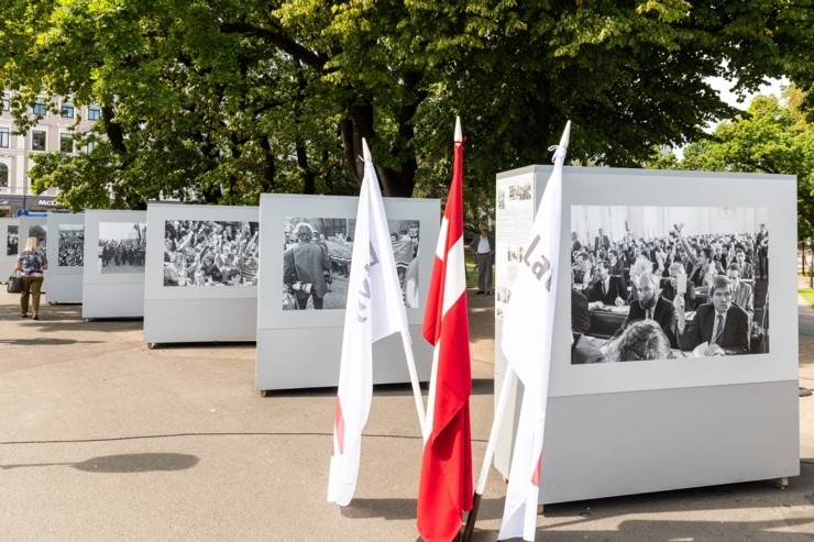 Brīvības laukumā atklāj Latvijas neatkarības atjaunošanas trīsdesmitgadei veltītu lielformāta fotoizstādi Brīvības laukumā atklāj Latvijas neatkarības atjaunošanas trīsdesmitgadei veltītu lielformāta fotoizstādi 289013
