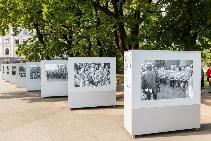 Brīvības laukumā atklāj Latvijas neatkarības atjaunošanas trīsdesmitgadei veltītu lielformāta fotoizstādi Brīvības laukumā atklāj Latvijas neatkarības atjaunošanas trīsdesmitgadei veltītu lielformāta fotoizstādi 289014