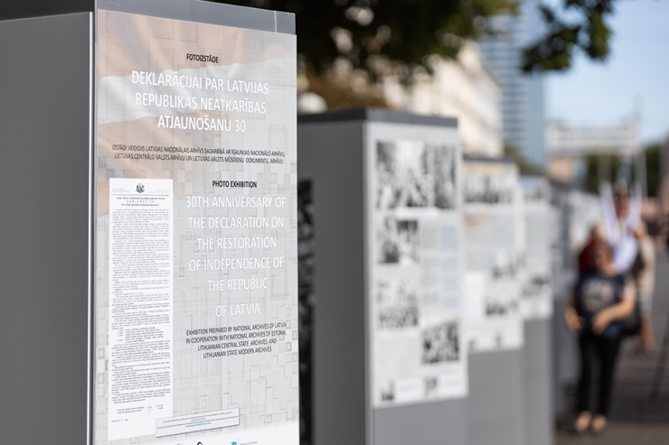 Brīvības laukumā atklāj Latvijas neatkarības atjaunošanas trīsdesmitgadei veltītu lielformāta fotoizstādi Brīvības laukumā atklāj Latvijas neatkarības atjaunošanas trīsdesmitgadei veltītu lielformāta fotoizstādi 289015