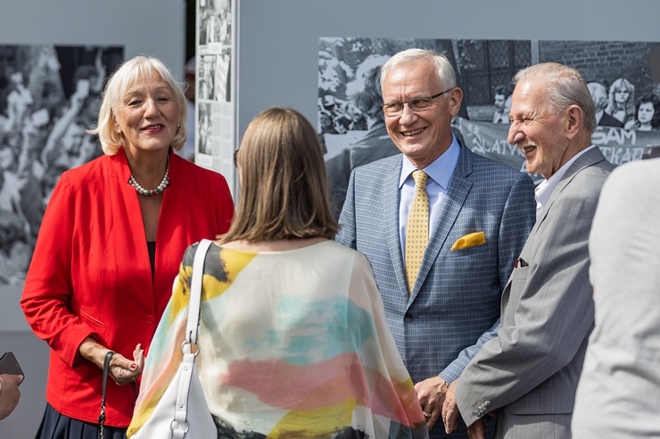 Brīvības laukumā atklāj Latvijas neatkarības atjaunošanas trīsdesmitgadei veltītu lielformāta fotoizstādi Brīvības laukumā atklāj Latvijas neatkarības atjaunošanas trīsdesmitgadei veltītu lielformāta fotoizstādi 289017