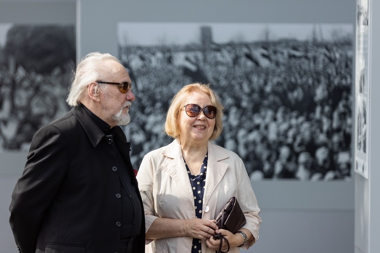 Brīvības laukumā atklāj Latvijas neatkarības atjaunošanas trīsdesmitgadei veltītu lielformāta fotoizstādi Brīvības laukumā atklāj Latvijas neatkarības atjaunošanas trīsdesmitgadei veltītu lielformāta fotoizstādi 289018