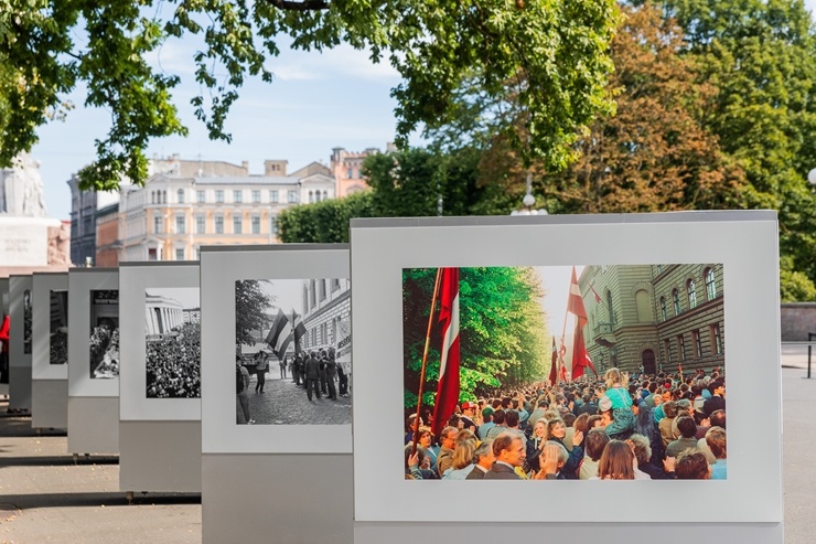 Brīvības laukumā atklāj Latvijas neatkarības atjaunošanas trīsdesmitgadei veltītu lielformāta fotoizstādi Brīvības laukumā atklāj Latvijas neatkarības atjaunošanas trīsdesmitgadei veltītu lielformāta fotoizstādi 289020