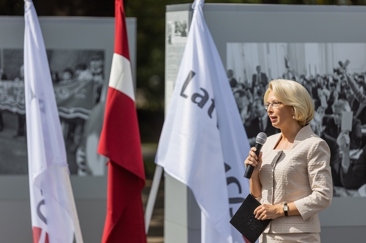Brīvības laukumā atklāj Latvijas neatkarības atjaunošanas trīsdesmitgadei veltītu lielformāta fotoizstādi Brīvības laukumā atklāj Latvijas neatkarības atjaunošanas trīsdesmitgadei veltītu lielformāta fotoizstādi 289023