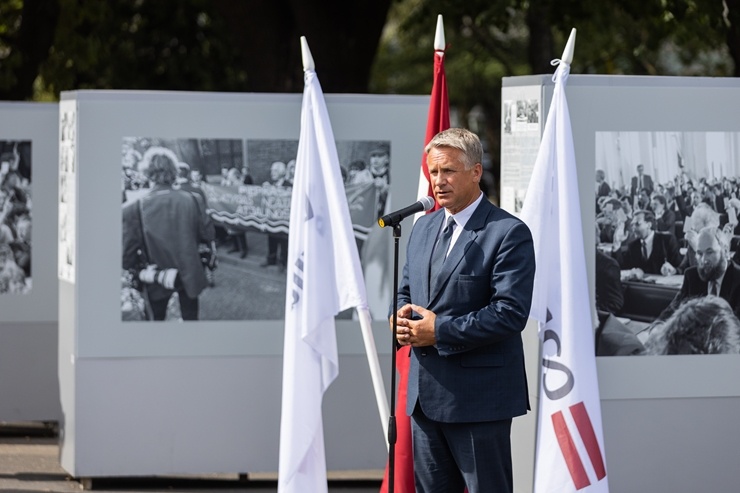 Brīvības laukumā atklāj Latvijas neatkarības atjaunošanas trīsdesmitgadei veltītu lielformāta fotoizstādi Brīvības laukumā atklāj Latvijas neatkarības atjaunošanas trīsdesmitgadei veltītu lielformāta fotoizstādi 289027