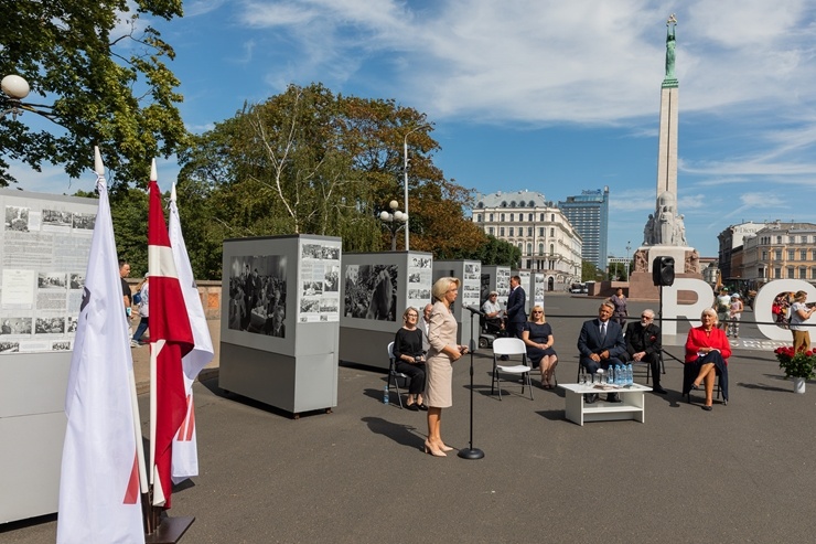 Brīvības laukumā atklāj Latvijas neatkarības atjaunošanas trīsdesmitgadei veltītu lielformāta fotoizstādi Brīvības laukumā atklāj Latvijas neatkarības atjaunošanas trīsdesmitgadei veltītu lielformāta fotoizstādi 289028