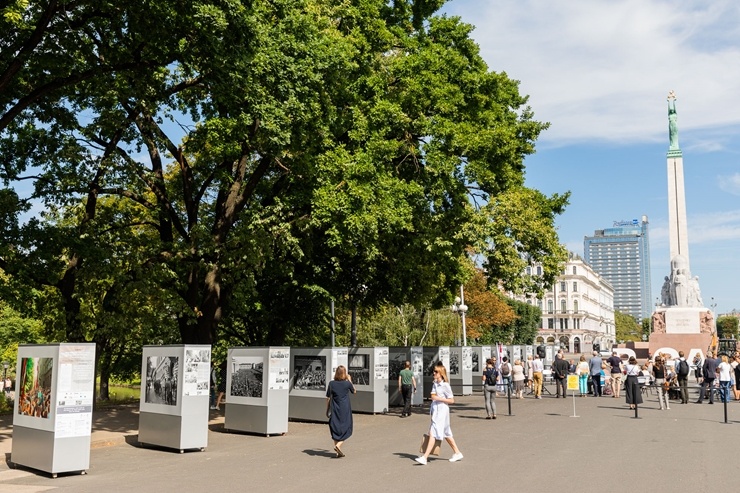 Brīvības laukumā atklāj Latvijas neatkarības atjaunošanas trīsdesmitgadei veltītu lielformāta fotoizstādi Brīvības laukumā atklāj Latvijas neatkarības atjaunošanas trīsdesmitgadei veltītu lielformāta fotoizstādi 289033