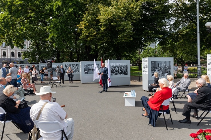 Brīvības laukumā atklāj Latvijas neatkarības atjaunošanas trīsdesmitgadei veltītu lielformāta fotoizstādi Brīvības laukumā atklāj Latvijas neatkarības atjaunošanas trīsdesmitgadei veltītu lielformāta fotoizstādi 289036