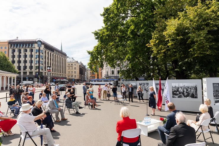 Brīvības laukumā atklāj Latvijas neatkarības atjaunošanas trīsdesmitgadei veltītu lielformāta fotoizstādi Brīvības laukumā atklāj Latvijas neatkarības atjaunošanas trīsdesmitgadei veltītu lielformāta fotoizstādi 289042