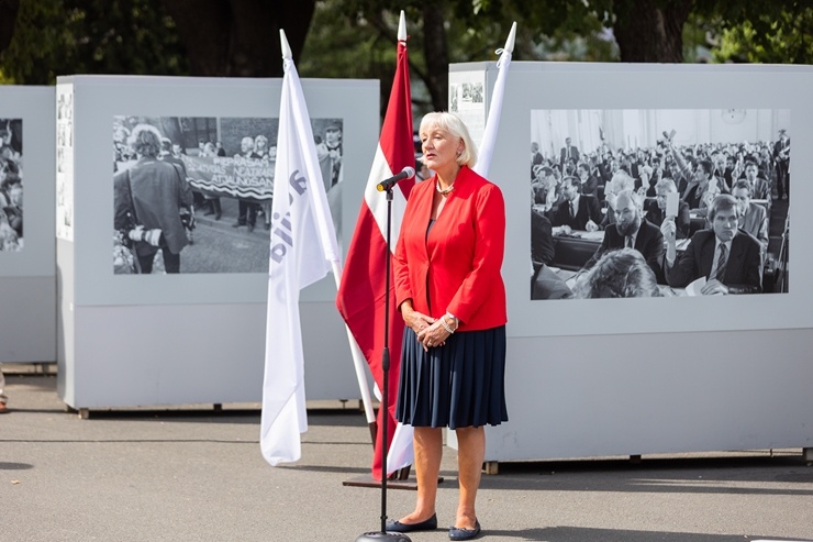 Brīvības laukumā atklāj Latvijas neatkarības atjaunošanas trīsdesmitgadei veltītu lielformāta fotoizstādi Brīvības laukumā atklāj Latvijas neatkarības atjaunošanas trīsdesmitgadei veltītu lielformāta fotoizstādi 289044