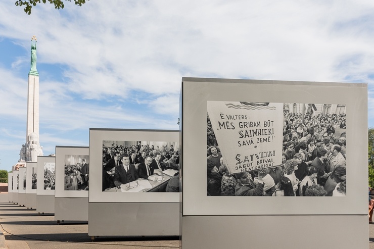 Brīvības laukumā atklāj Latvijas neatkarības atjaunošanas trīsdesmitgadei veltītu lielformāta fotoizstādi Brīvības laukumā atklāj Latvijas neatkarības atjaunošanas trīsdesmitgadei veltītu lielformāta fotoizstādi 289048