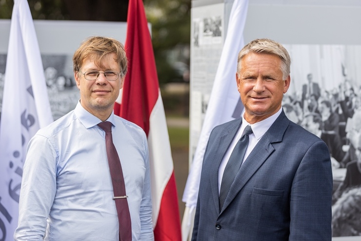 Brīvības laukumā atklāj Latvijas neatkarības atjaunošanas trīsdesmitgadei veltītu lielformāta fotoizstādi Brīvības laukumā atklāj Latvijas neatkarības atjaunošanas trīsdesmitgadei veltītu lielformāta fotoizstādi 289051