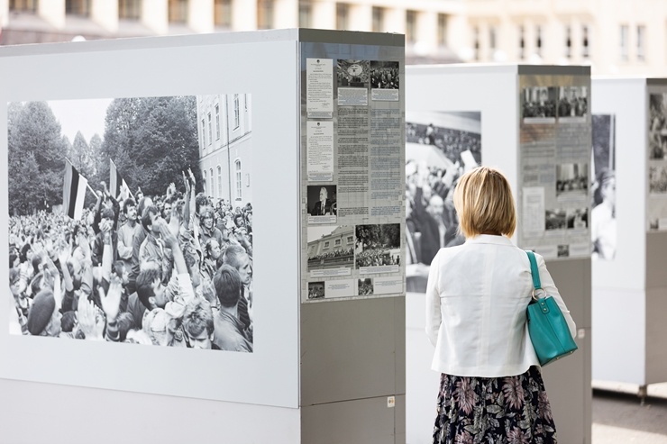 Brīvības laukumā atklāj Latvijas neatkarības atjaunošanas trīsdesmitgadei veltītu lielformāta fotoizstādi Brīvības laukumā atklāj Latvijas neatkarības atjaunošanas trīsdesmitgadei veltītu lielformāta fotoizstādi 289053