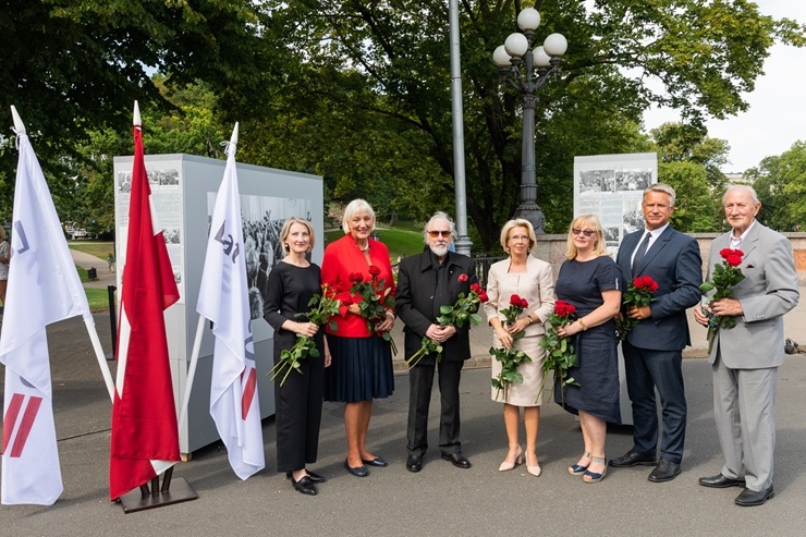 Brīvības laukumā atklāj Latvijas neatkarības atjaunošanas trīsdesmitgadei veltītu lielformāta fotoizstādi Brīvības laukumā atklāj Latvijas neatkarības atjaunošanas trīsdesmitgadei veltītu lielformāta fotoizstādi 289056