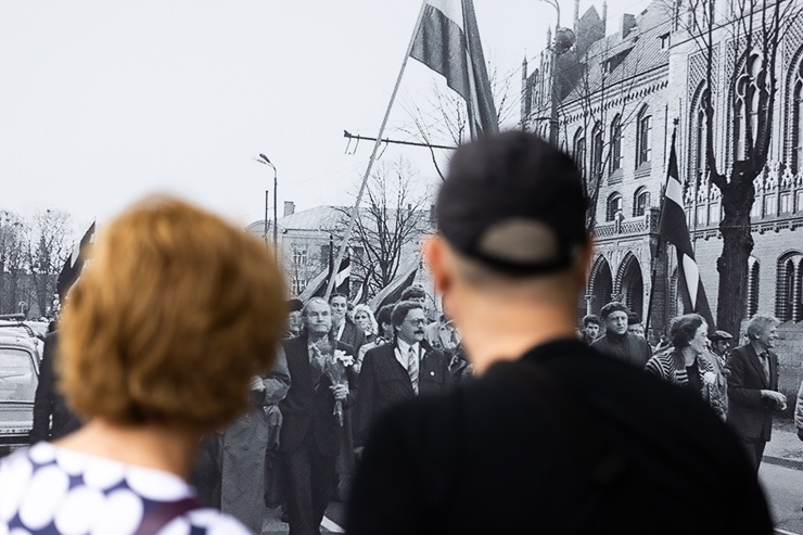 Brīvības laukumā atklāj Latvijas neatkarības atjaunošanas trīsdesmitgadei veltītu lielformāta fotoizstādi Brīvības laukumā atklāj Latvijas neatkarības atjaunošanas trīsdesmitgadei veltītu lielformāta fotoizstādi 289059